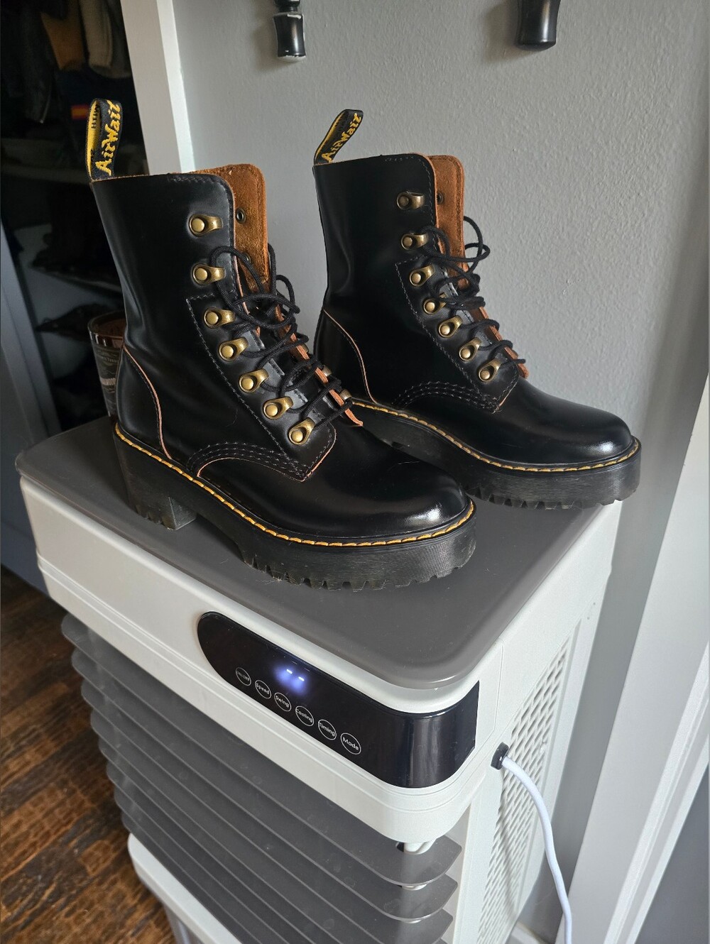 Dr. Martens Womens Leona Black Leather Platform Lace-Up Boots EU37/US 7